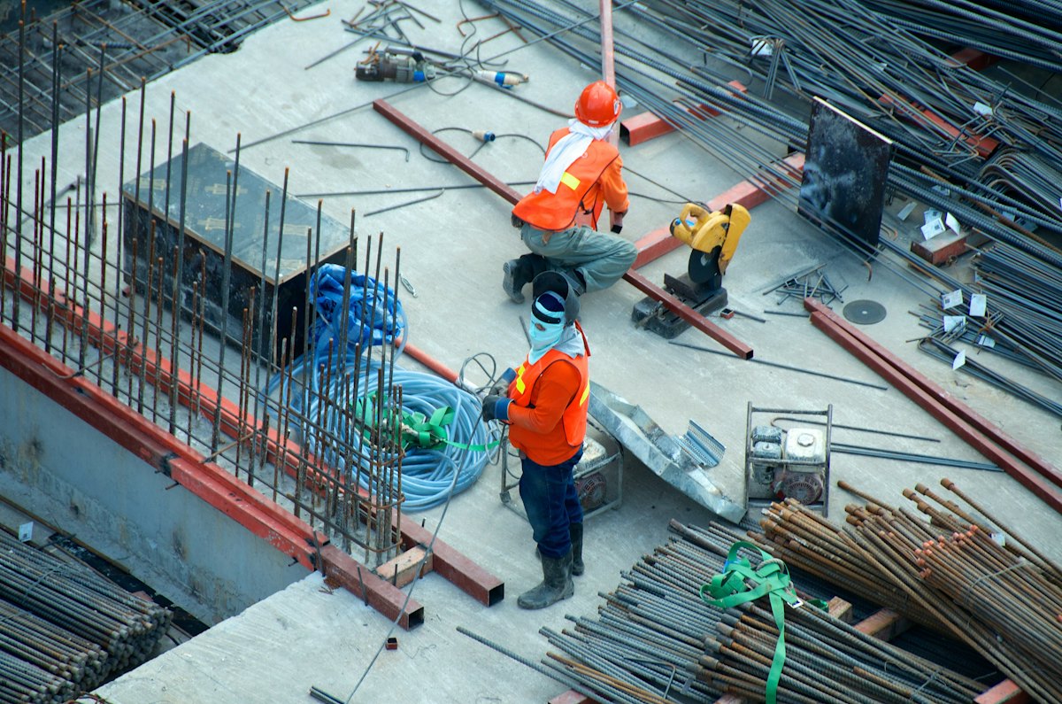 Equipe da Santa Maria montando peças de concreto pré-moldado no canteiro de obras